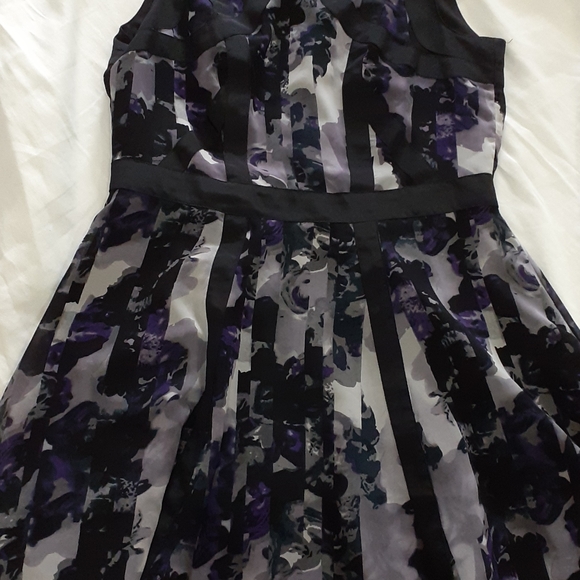 A-Line Dress in Floral Pattern - Picture 5 of 8